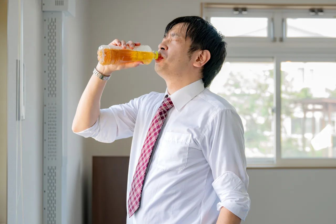 糖尿病で喉が渇くのはなぜ？高血糖・多尿・脱水の仕組みを解説