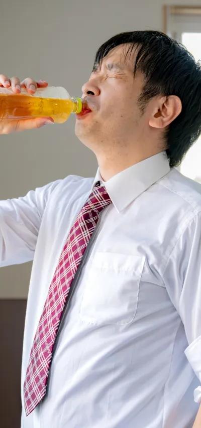 糖尿病で喉が渇くのはなぜ？強い口の渇きが起こる理由と対処法