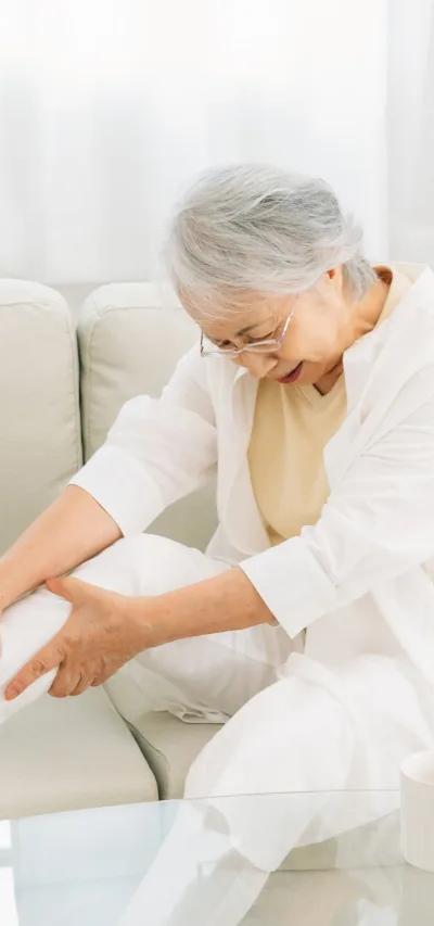 糖尿病で手足がしびれるのは初期症状？原因と対策、受診の目安を解説