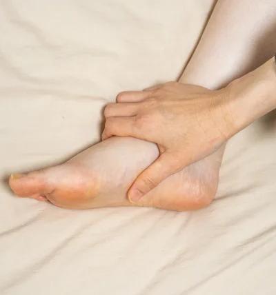 糖尿病で手足がしびれるのは初期症状？神経障害のサインと対策